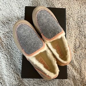 Sorel tremblant II moccasin slippers never worn, new in box!